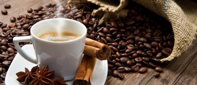 Вживання кави підвищує або знижує тиск?