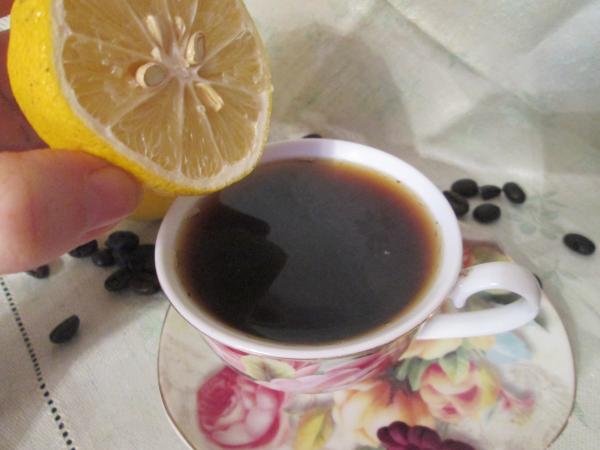 Кава з корицею і лимоном