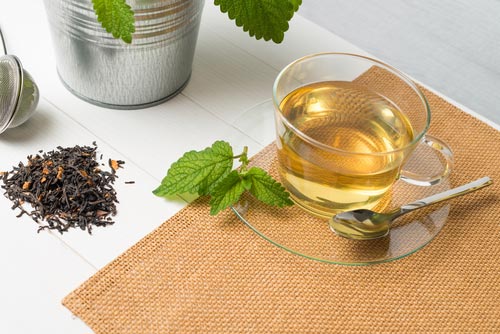 Чай з мелісою – користь і шкода духмяної трави